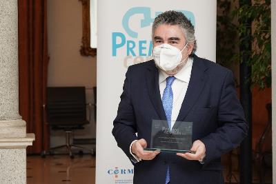 el ministro de Cultura y Deporte, José Manuel Rodríguez Uribes, con el Premio cermi 