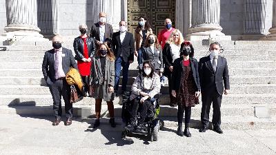 El CERMI, en la puerta del Congreso celebrando la aprobación del Proyecto de Ley de reforma del Derecho Civil en materia de capacidad jurídica de las personas con discapacidad