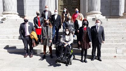 El CERMI, en la puerta del Congreso celebrando la aprobación del Proyecto de Ley de reforma del Derecho Civil en materia de capacidad jurídica de las personas con discapacidad
