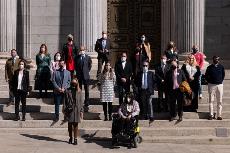 El CERMI y diputados en la puerta del Congreso celebrando la aprobación del Proyecto de Ley de reforma del Derecho Civil en materia de capacidad jurídica de las personas con discapacidad