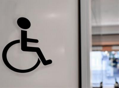 Símbolo de discapacidad en una puerta