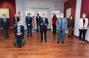 Foto de familia en la entrega del 'Premio cermi.es 2020’ a Plena Inclusión Madrid en la categoría de Mejor Práctica de cooperación asociativa