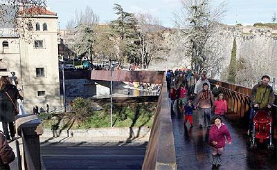 Personas transitando por una pasarela accesible en Pamplona