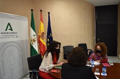 Marta Castillo, en su reunión con la consejera de Igualdad, Políticas Sociales y Conciliación, Rocío Ruiz
