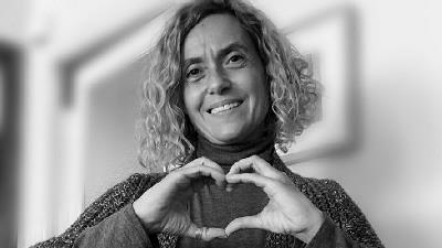 Meritxell Batet, presidenta del Congreso de los Diputados, se une a la campaña de Down España con una foto suya con sus manos formando un corazón