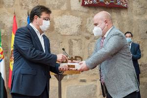 El presidente del CERMI, Luis Cayo Pérez Bueno, entrega el premio cermi.es al presidente de la Junta de Extremadura, Guillermo Fernández Vara