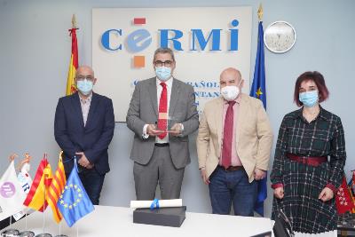 Los representantes de Cermi y Ajuntament, en la entrega del premio.