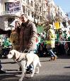 Una persona ciega con su perro guía en la marcha SOS Discapacidad