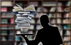 Imagen metafórica del talento de una persona sosteniendo libros en la mano y posando delante de una biblioteca llena de libros