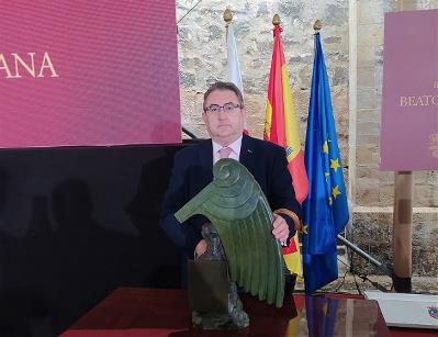 Ignacio Fernández Allende, presidente de CERMI Cantabria recogiendo el premio Beato de Liébana