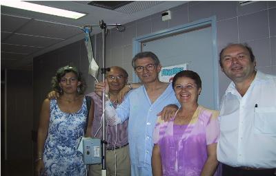 Eva Pérez Bech, vicepresidenta de Cocemfe, acompañando a pacientes en el hospital