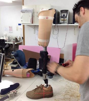 Un trabajador realizando una prótesis (Foto: CERMI Aragón)