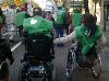 Dos personas en silla de ruedas caminan agarrados en la marcha SOS Discapacidad