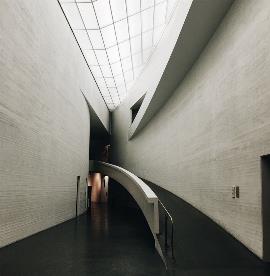 Interior de un edificio moderno con rampa