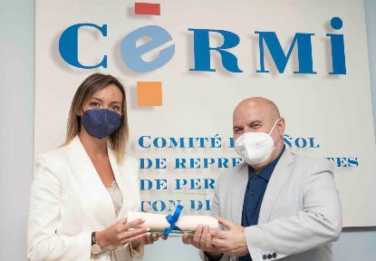 El presidente del CERMI entrega a la conselleira de Política Social de la Xunta de Galicia el premio cermi.es 2020