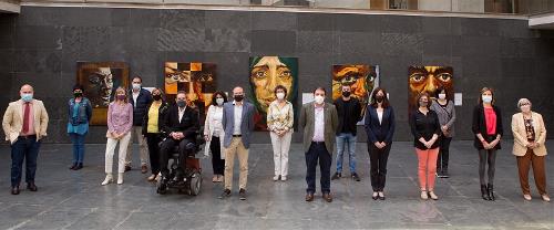 Foto de familia en la presentación en el Parlamento de Navarra del Informe sobre adaptación de la Legislación Foral al Convenio Internacional sobre los derechos de las personas con discapacidad