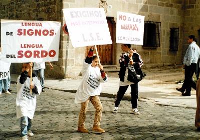Marta Muñoz, asesora jurídica de la CNSE, en una manifestación para la no cesión de Aransbur
