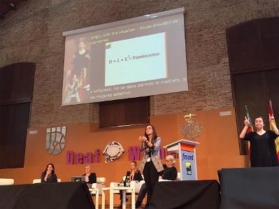 Marta Muñoz, asesora jurídica de la CNSE, en el Foro Europeo de Mujeres Sordas en Valencia
