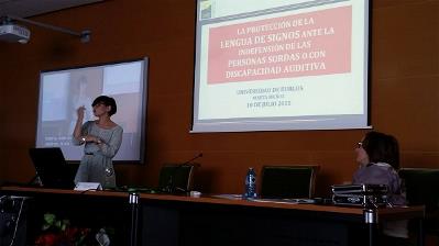 Marta Muñoz, asesora jurídica de la CNSE, en la Universidad de Burgos