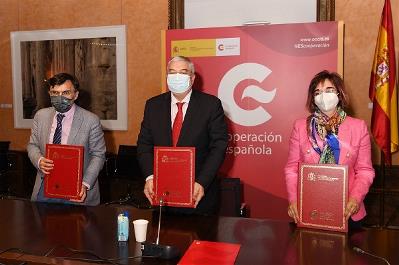 Foto de familia de la firma del acuerdo entre Aecid, ONCE y CERMI