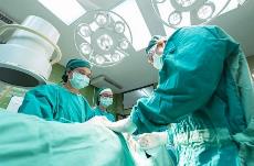 Profesionales sanitarios durante una operación quirúrgica