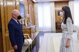La Reina recibe el saludo del presidente de la Confederación Salud Mental de España, Nel González © Casa de S.M. el Rey