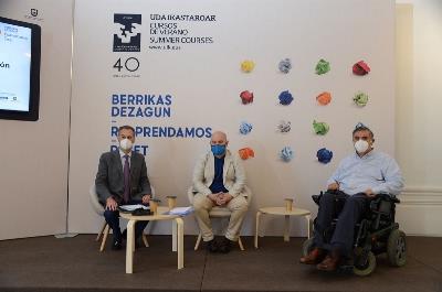 El presidente del CERMI, Luis Cayo Pérez Bueno, durante su intervención en el curso organizado por la Universidad del País Vasco y el Consejo General del Notariado de España