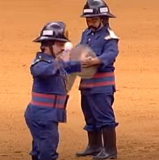 Detalle de un vídeo de la CMM en el que se muestran bomberos toreros de talla baja en el ruedo de una plaza de toros