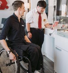 Dos personas con discapacidad trabajando