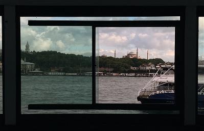 Foto de Estambul y Santa Sofía desde la ventana de un crucero en el mar de Mármara.