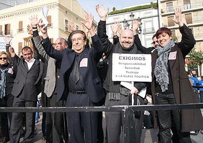 Joan Planells, presidente del CERMI Comunidad Valenciana (tercero por la derecha), y otros líderes de la discapacidad, en una concentración en Valencia