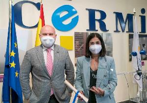 El presidente del CERMI, Luis Cayo Pérez Bueno, junto a Carolina Darias, ministra de Sanidad, que recoge el premio cermi 