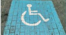 plaza de aparcamiento reservada a personas con discapacidad