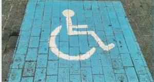 plaza de aparcamiento reservada a personas con discapacidad