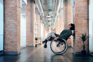 mujer en silla de ruedas con ordenador 