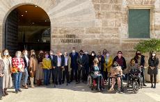 Foto de familia de la Comisión de Discapacidad a las puertas de las Cortes Valencianas