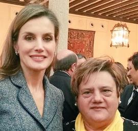 Carmen Gil, presidenta de FAMDIF COCEMFE Murcia, junto con su Majestad la Reina Doña Leticia.