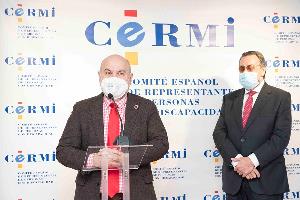 El presidente del CERMI Estatal, Luis Cayo Pérez Bueno en su intervención, junto al presidente del Comité Paralímpico Español (CPE), Miguel Carballeda