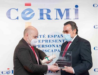 El presidente del CERMI Estatal, Luis Cayo Pérez Bueno, entrega el premio al presidente del Comité Paralímpico Español (CPE), Miguel Carballeda