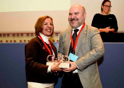 Amalia Diéguez, ex presidenta de Fedace, recibiendo el premio cermi de manos de Luis Cayo Pérez Bueno, presidente del CERMI