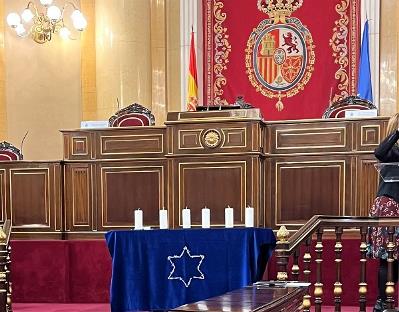 Imagen de las velas preparadas en el Senado en en recuerdo de las víctimas del Holocausto 