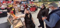 Mujer usuaria de sillas de ruedas comprando en el supermercado