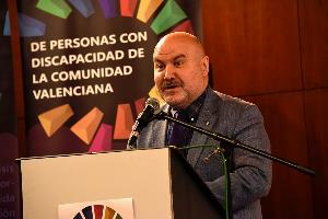 el presidente de CERMI Estatal, Luis Cayo Pérez Bueno, en la ceremonia de entrega delPremio cermi.es 2021 en la categoría Activista-Trayectoria Asociativa a Mario Puerto Gurrea