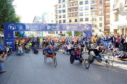 Salida de carrera popular con deportistas con y sin discapacidad (Foto del Comité Paralímpico Español)	