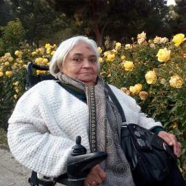 Pilar Ramiro posando junto a unas rosas amarillas
