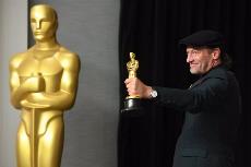 El actor sordo Troy Kotsur, con el Oscar a mejor actor de reparto por 'CODA'.
