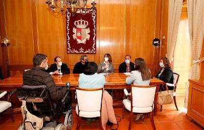 Las Cortes regionales de Castilla-La Mancha evalúan con el CERMI las mejoras de accesibilidad para personas con movilidad reducida
