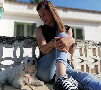 Lara Oltra, miembro de la Junta Directiva de Aspaym Comunidad Valenciana, con su perrita