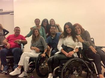 Lara Oltra, miembro de la Junta Directiva de Aspaym Comunidad Valenciana, con un grupo de compañeros de Aspaym CV
