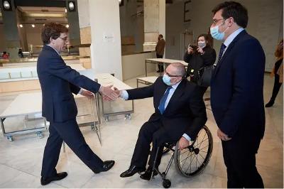 El alcalde de Madrid, José Luis Martínez-Almeida, saluda al presidente de CERMI Comunidad de Madrid, Óscar Moral 
